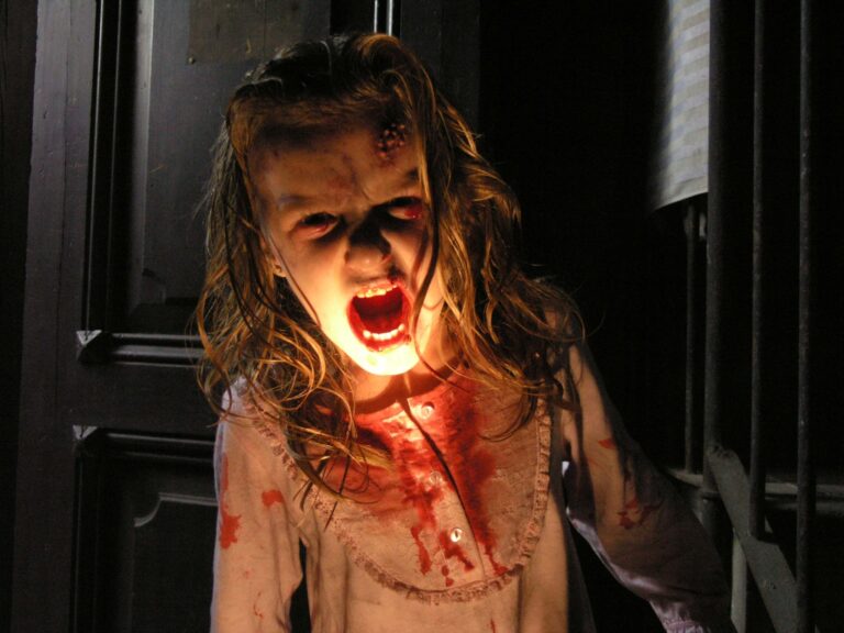 Review of REC (2007) – A Blood-Soaked Lens